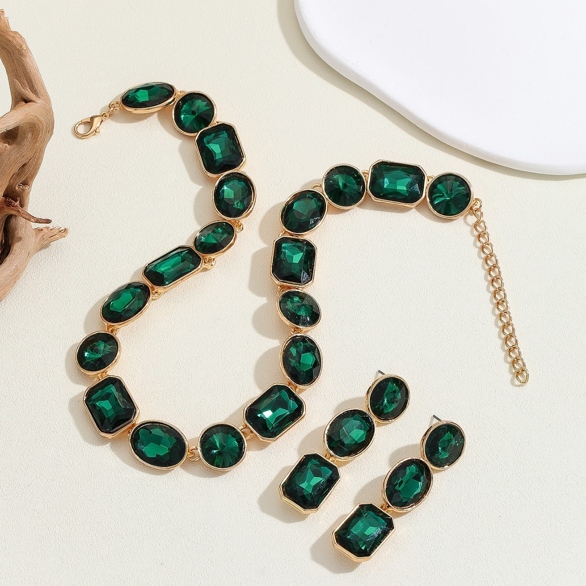 Luxurious Style Antique Style Gems Necklace For Women