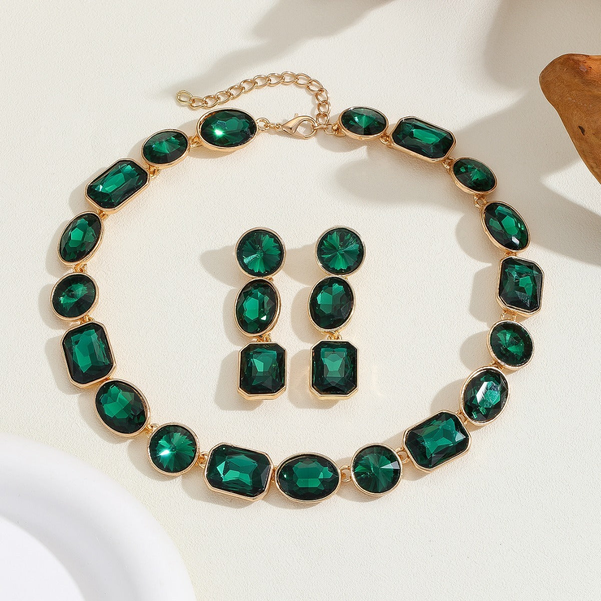 Luxurious Style Antique Style Gems Necklace For Women
